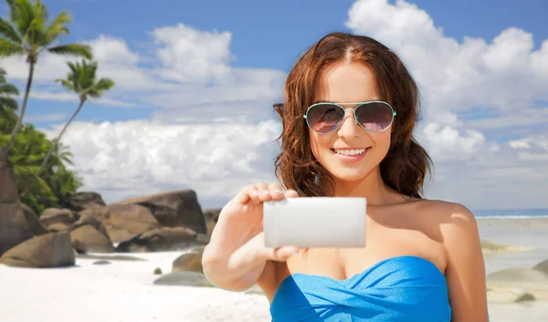 Žena v plavkách s selfie s smatphone — Stock fotografie