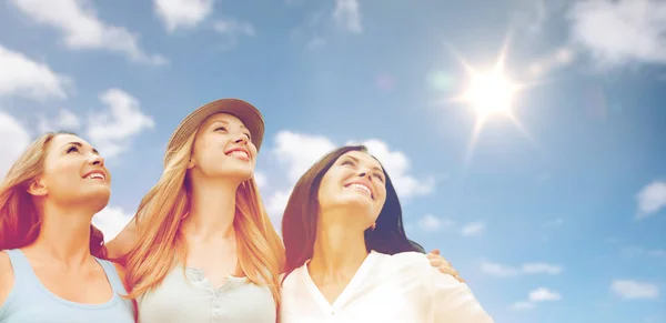 Grupp med glada leende kvinnor eller vänner över himlen — Stockfoto