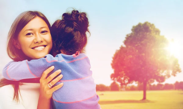 Glückliche Mutter und Tochter beim Umarmen im Freien — Stockfoto