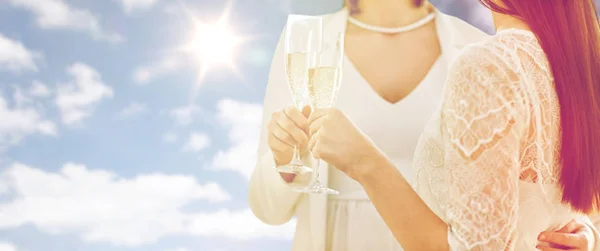 Zbliżenie lesbijskie para z szampan okulary — Zdjęcie stockowe