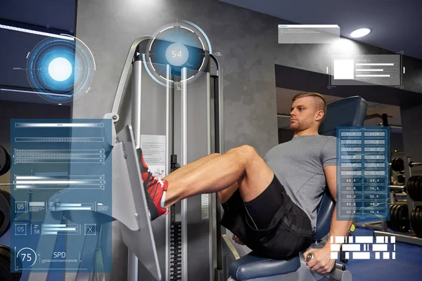 Homem flexionando músculos da perna na máquina de ginásio — Fotografia de Stock