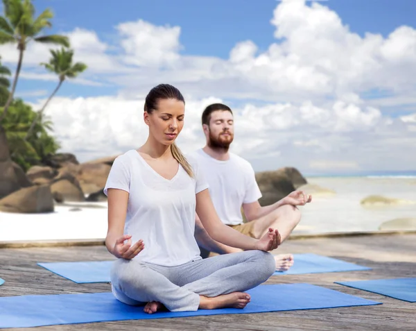 Personas meditando en yoga loto posan al aire libre —  Fotos de Stock