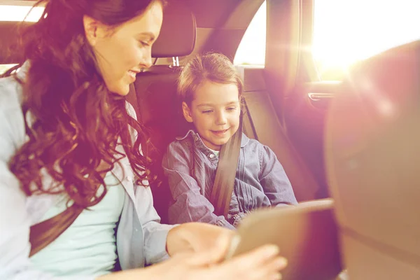 Happy family with tablet pc driving in car — Stock Photo, Image