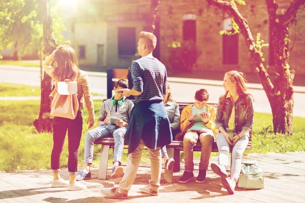 Groep tiener studenten bij schoolplein — Stockfoto