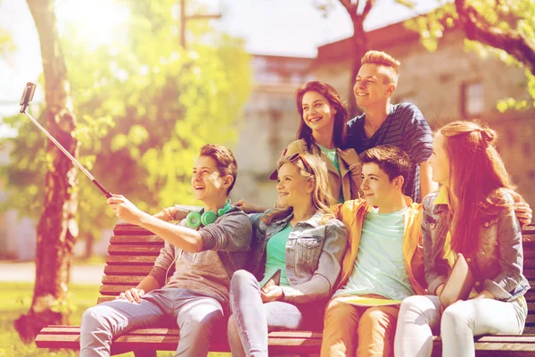 Estudiantes adolescentes felices tomando selfie por teléfono inteligente — Foto de Stock