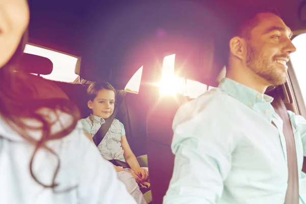Glückliche Familie mit kleinem Kind im Auto — Stockfoto