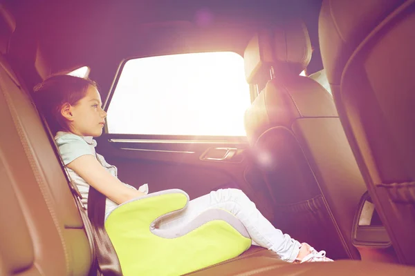 Família com criança no assento de segurança carro de condução — Fotografia de Stock