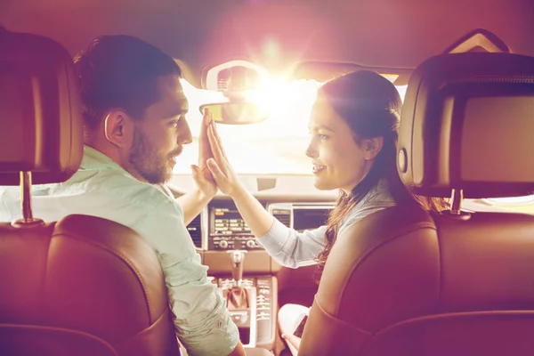 Gelukkig man en vrouw rijden in auto — Stockfoto