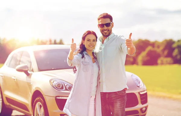 Щасливий чоловік і жінка показують великі пальці в машині — стокове фото