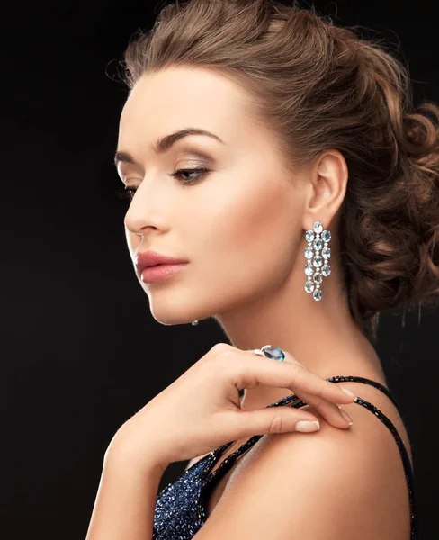 Mujer con pendientes y anillo —  Fotos de Stock