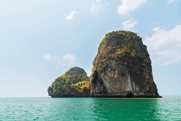 Krabi island cliff in ocean water at thailand — Stock Photo, Image