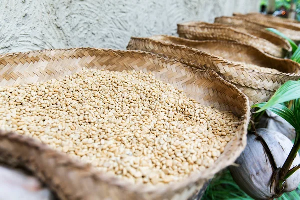 Granos de café sin tostar en cestas en el mercado callejero —  Fotos de Stock