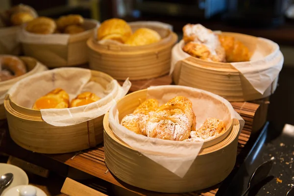 Gros plan de petits pains à la boulangerie ou au marché — Photo