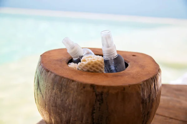 椰子壳在海滩 spa 身体乳液喷雾 — 图库照片