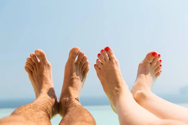 Ein paar Füße am Strand — Stockfoto