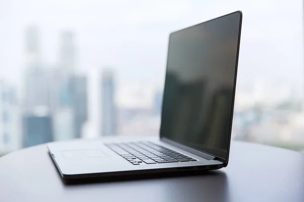 Computador portátil com tela preta na mesa de escritório — Fotografia de Stock