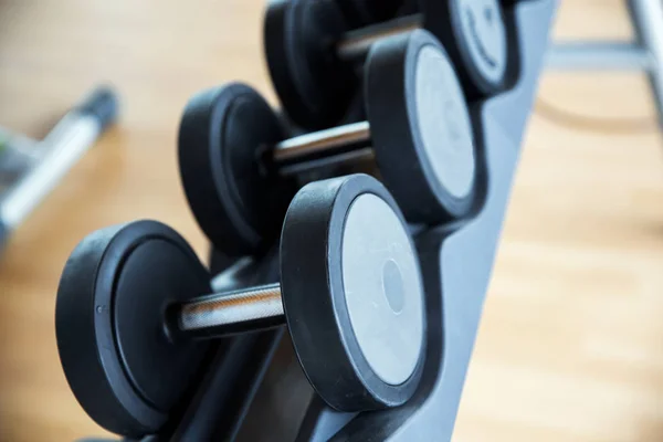 Primer plano de pesas y equipos deportivos en el gimnasio — Foto de Stock