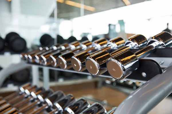 Pesas y equipos deportivos en el gimnasio — Foto de Stock