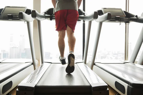 Man tränar på löpband i gym — Stockfoto