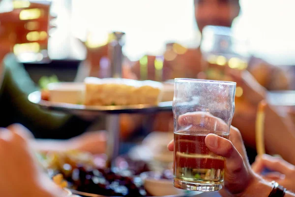Znajomych do picia piwa w barze lub pubie — Zdjęcie stockowe