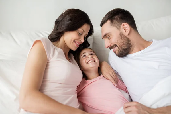 Família feliz na cama em casa — Fotografia de Stock