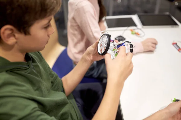 Junge baut Roboter an Robotikschule — Stockfoto