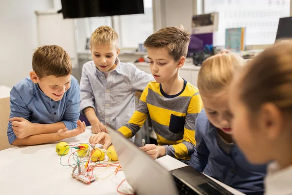 Kinderen met uitvinding kit op robotica school — Stockfoto