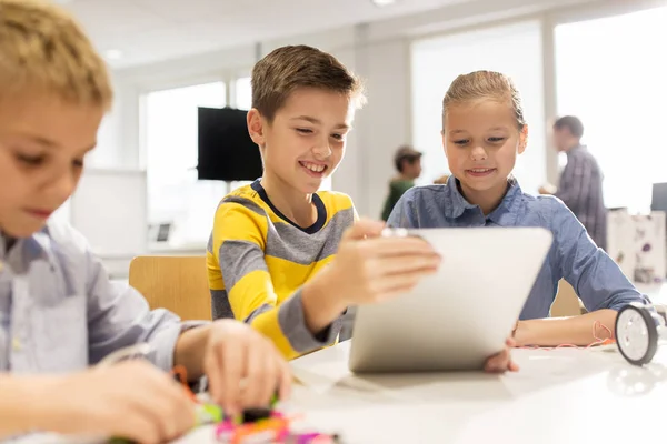 Crianças com programação tablet pc na escola de robótica — Fotografia de Stock