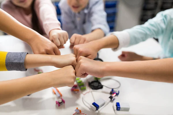 Niños felices haciendo el golpe de puño en la escuela de robótica — Foto de Stock