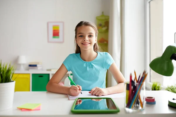 Gelukkig meisje met tablet pc en laptop thuis — Stockfoto