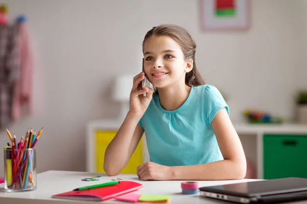 Chica feliz llamando en el teléfono inteligente en casa —  Fotos de Stock