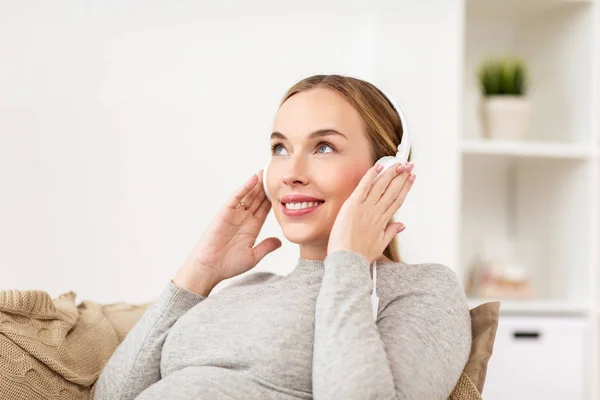 Schwangere mit Kopfhörern hört Musik — Stockfoto