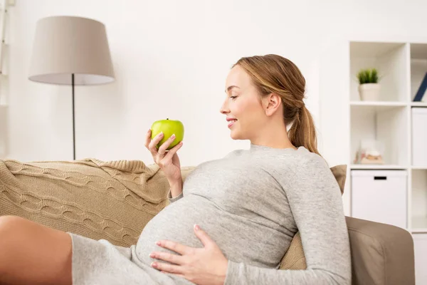 Szczęśliwa kobieta w ciąży z zielonym jabłkiem — Zdjęcie stockowe