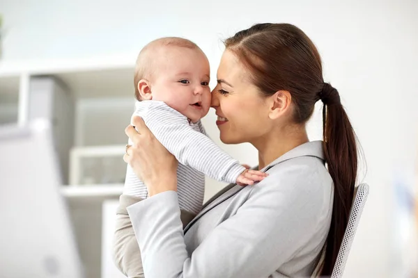 Glückliche Geschäftsfrau mit Baby im Büro — Stockfoto