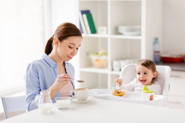 快乐妈妈和宝宝在家里吃早饭 — 图库照片