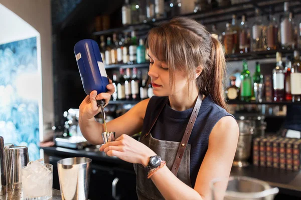 Barmanka z shaker przygotowania koktajlu w barze — Zdjęcie stockowe