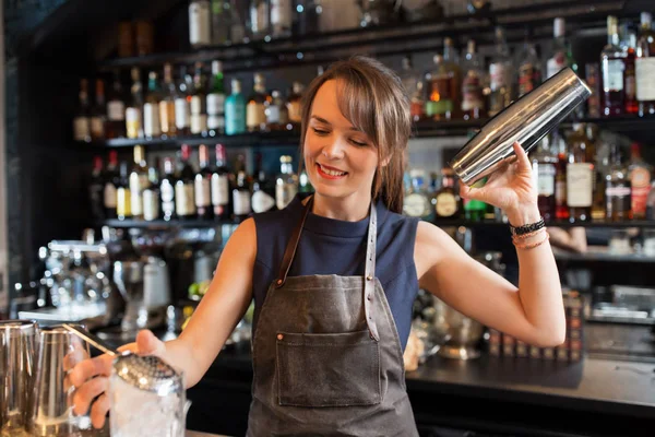 Camarera con coctelera preparando cóctel en el bar —  Fotos de Stock
