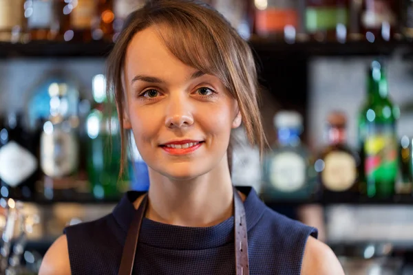 Glücklich lächelnde Bardame oder Frau an der Cocktailbar — Stockfoto