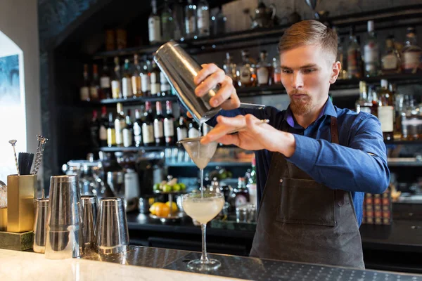 Barman z shaker przygotowuje koktajl w barze — Zdjęcie stockowe