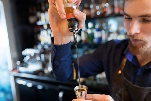 Barman con shaker preparare cocktail al bar — Foto Stock