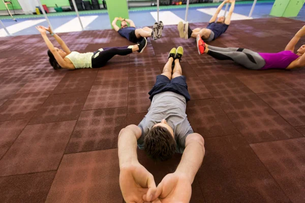 Gruppe von Menschen, die im Fitnessstudio trainieren — Stockfoto