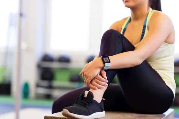 Close up of woman with heart rate tracker in gym — Stock Photo, Image
