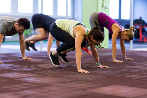 Grupp personer som tränar på gym — Stockfoto