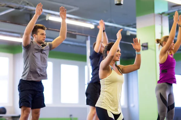 체육관에서 운동 하는 행복 한 친구의 그룹 — 스톡 사진