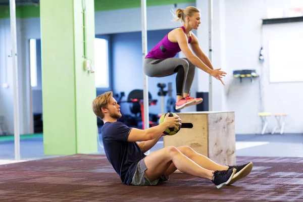 Γυναίκα και άντρας με ιατρική μπάλα άσκηση στο γυμναστήριο — Φωτογραφία Αρχείου