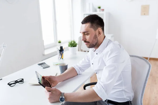 Affärsman med TabletPC på kontoret — Stockfoto