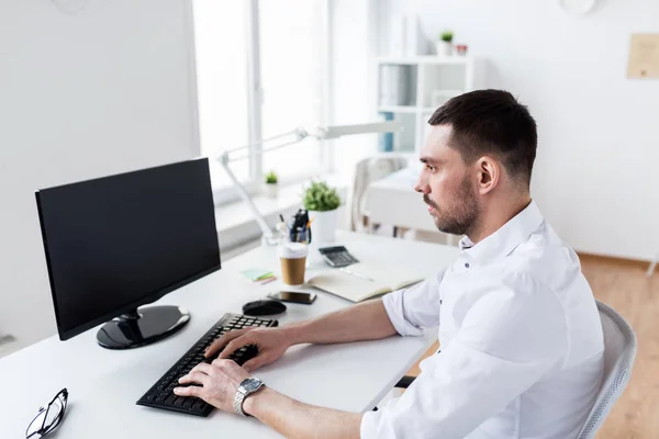 Zakenman te typen op het toetsenbord van de computer op kantoor — Stockfoto