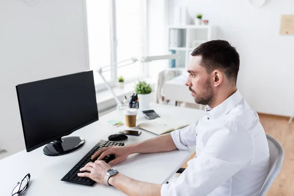 Empresario escribiendo en el teclado de la computadora en la oficina — Foto de Stock