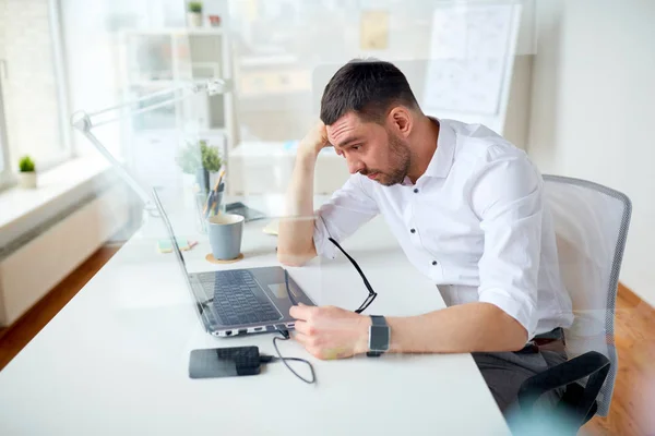 Homem de negócios estressado com laptop no escritório — Fotografia de Stock