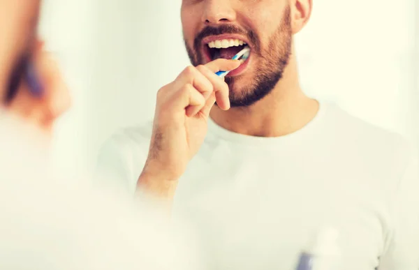 Primer plano del hombre con cepillo de dientes limpieza de dientes —  Fotos de Stock